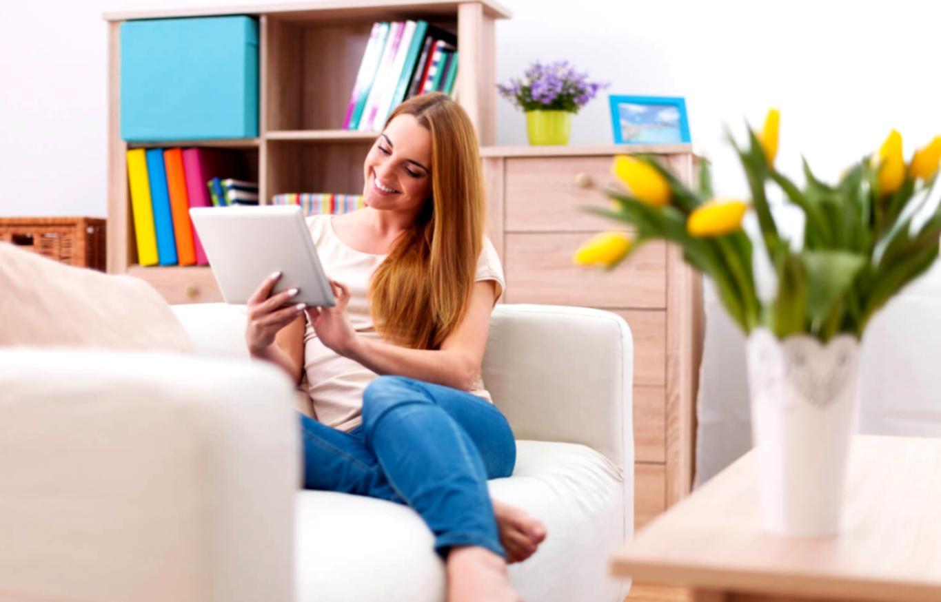 Uczestniczka webinaru junichy słuchająca eksperta wellness